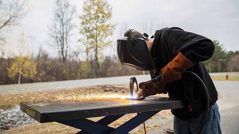 Näher am Trägermaterial schneiden dank Powermax FlushCut