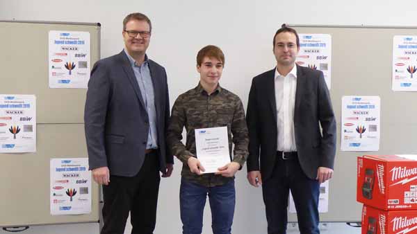 Richard Stubenvoll (li.) und Klaus Bründl (re.) zusammen mit dem Tagessieger Lukas Kimberger.