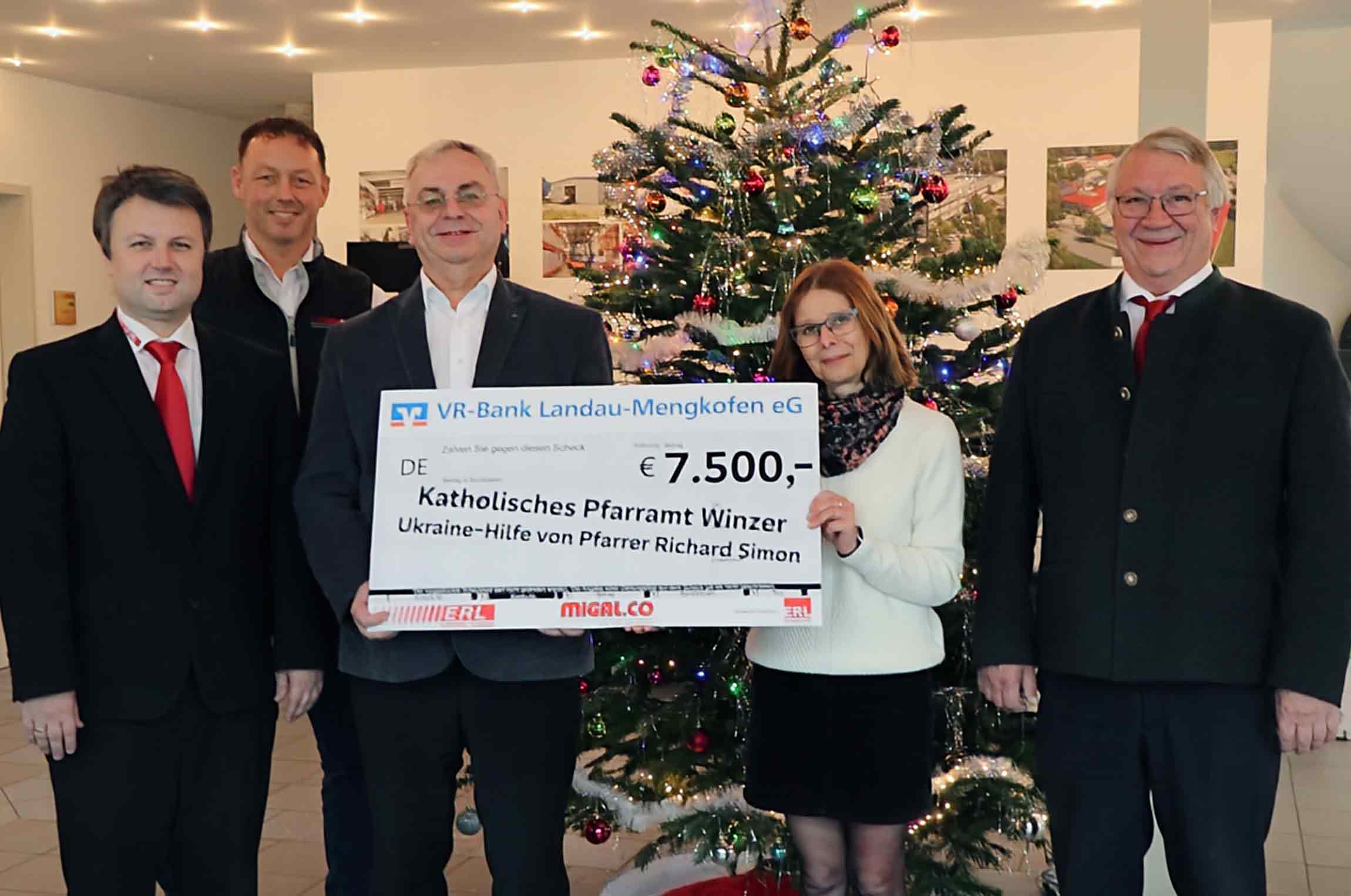 Erl Gruppe spendet für guten Zweck: 7.500 € für die Ukraine-Hilfe von Pfarrer Richard Simon